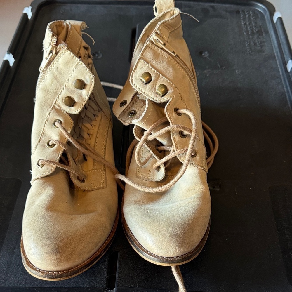 Aldo Ivory Suede 6.5 Lace Up Boots GUC Low Heel